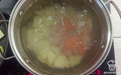 Заливаем все водой, ставим на плиту (на средний огонь) и варим 30 минут. 