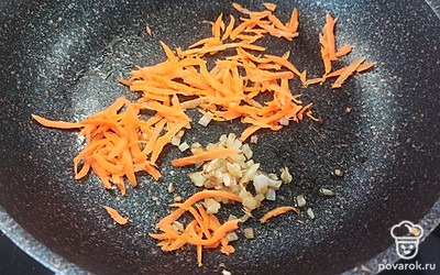 Репчатый лук и морковь чистим. Лук нарезаем кубиками, морковь натираем на крупной терке. Обжариваем лук с морковкой на растительном масле. 