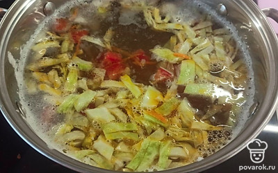 Далее выкладываем овощи в кастрюлю, солим, варим еще 10 минут и снимаем кастрюлю с плиты. 