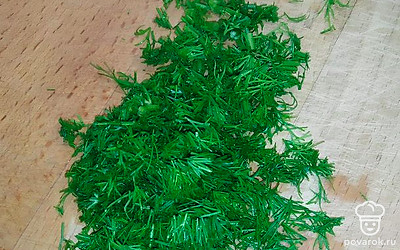 Зелень помыть, мелко нарезать.