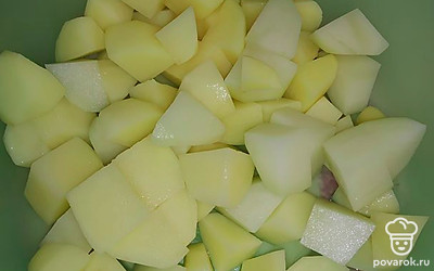 Картошку помыть, очистить, мелко нарезать. В кастрюлю налить воды, положить щучьи головы. Варить. После закипания томить полчаса. Далее положить рис, картошку, посолить, поперчить. Варить до готовности. Из голов выбрать мясо, косточки выкинуть. Мясо положить в суп.