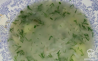 Суп подавать со свежей зеленью.