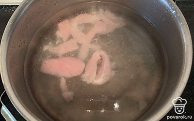 Индейку нарезать кусочками и отправить вариться.