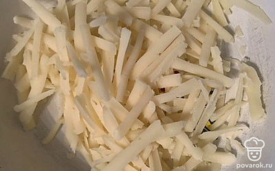 Сыр натереть на терке.