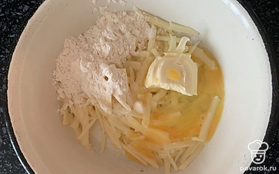 К сыру добавить яйцо, сливочное масло, муку, соль. Все перемешать и отправить в холодильник.