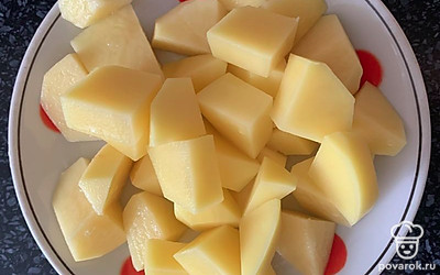 Картошку почистить и нарезать кусочками.