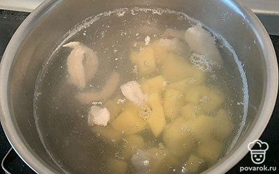 Добавить картошку в кастрюлю.