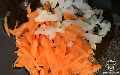 Лук нарезать, морковку натереть на терке и обжарить на сковородке.