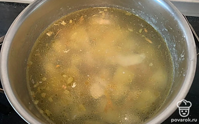 В кастрюлю добавить обжаренные лук и морковку.