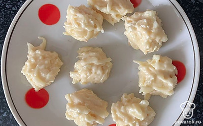 Из сырного теста сформировать шарики.