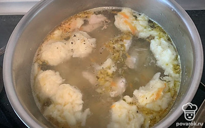 Посолить суп, добавить специи и довести до готовности.