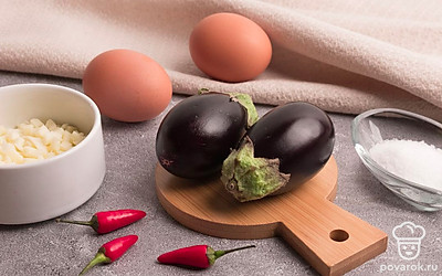 Выложите все ингредиенты на стол для удобства приготовления. Баклажаны и перчик помойте, яйца отварите и почистите.