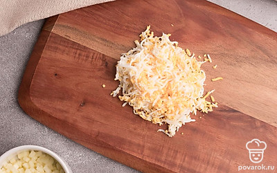 Яйца натрите на мелкой терке, сулугуни нарежьте кубиком, перчик нарежьте кружочками.