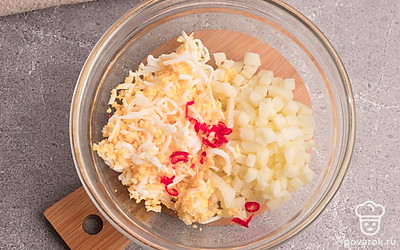 В глубокой емкости смешайте яйца, сыр и перец. Посолите по вкусу.