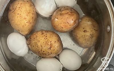 Отварить картошку и яйца.