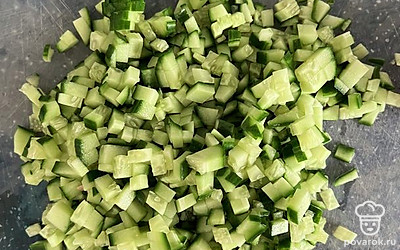 Огурец нарезать небольшими кубиками.