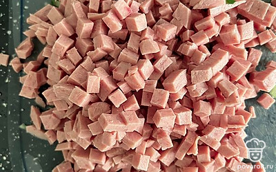 Ветчину нашинковать кубиками.