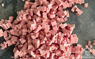 Нарезать кубиками колбасу.