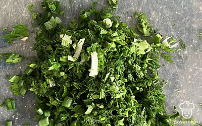 Измельчить зелень.
