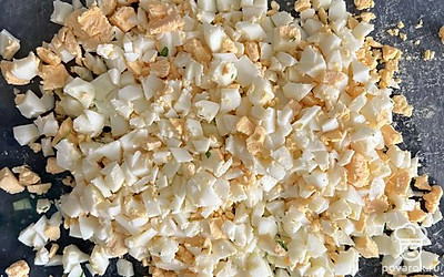 Нарезать яйцо кубиками.