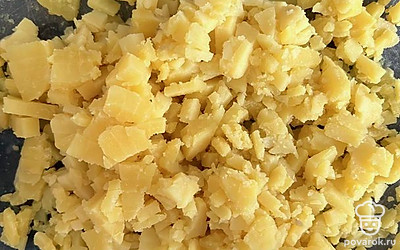 Картошку измельчить.
