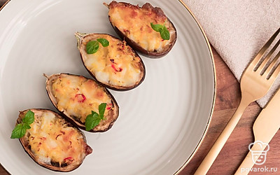 Готовые баклажаны подавайте на стол в горячем виде, выложив их на тарелку.