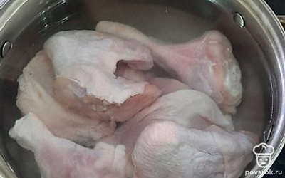 Залить куриные кусочки холодной водой.