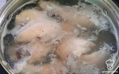 Когда курица начнет закипать, снять пену.