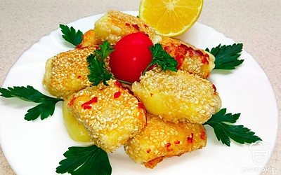 Подавайте на стол в горячем виде и украсьте свежим помидором, лимоном и петрушкой.