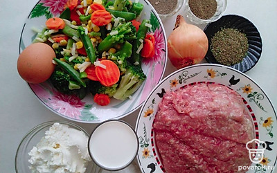 Выложите фарш и овощную смесь в тарелку. Подготовьте лук, сливки, сыр и специи.