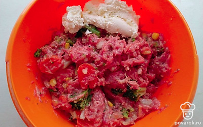 В глубокую миску выложите фарш. Добавьте к фаршу овощную смесь и 2/3 сыра. Очистите лук и мелко порежьте, выложите к остальным ингредиентам. Посолите и всыпьте специи.