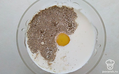 Вылейте сливки в тарелку и выбейте к ним яйцо. Посолите и добавьте душистый перец. Взбейте с помощью венчика.