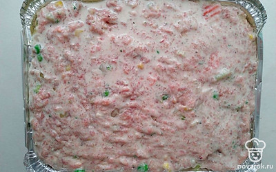 Смешайте мясную смесь и сливки. Смажьте форму для запекания маслом и выложите готовую смесь. Запекайте пол часа при температуре 200 градусов. Смажьте оставшимся сыром и поставьте в духовку на пару минут, чтобы сыр расплавился.