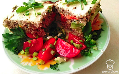 Подайте порционные кусочки готового террина с зеленью и овощами.