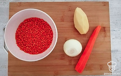 Приготовьте все необходимые ингридиенты, почистите овощи, вскипятите воду в кастрюле.