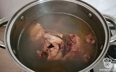 Отварите суповой набор, выньте мясо из кастрюли и процедите бульон.