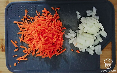 Нашинкуйте лук и натрите морковь, и всыпьте в бульон вместе с чечевицей, варите на небольшом огне примерно 30 минут. Так чечевица разварится и суп получится пюреобразным.