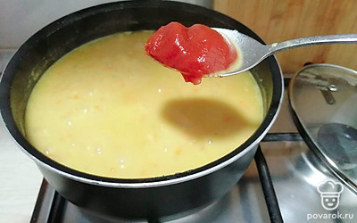 Далее добавьте в суп томатную пасту, варите еще 5 минут.