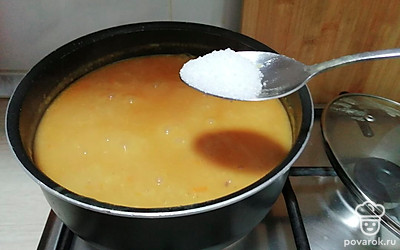 Далее посолите по вкусу и добавьте бульонный кубик в суп, варите еще 5 минут. После приготовления дать настояться супу еще 10 минут.