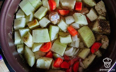 По готовности блюда выложите голени и большую часть мяса. Достаньте блендер и полностью взбейте будущий крем-суп. 
