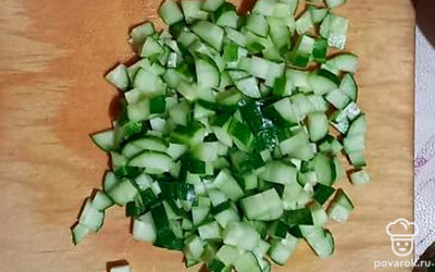 Свежие огурцы нарезаем кубиком.