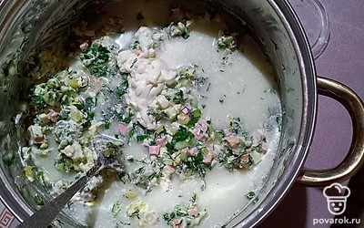 Добавляем майонез и заливаем водой.