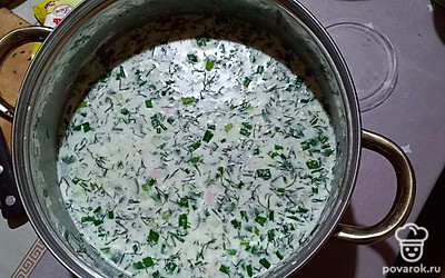 Перемешиваем половником, добавляем лимонную кислоту. Посыпаем зеленью.