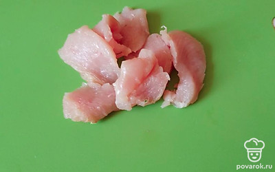 Порезать курицу, отварить бульон. 