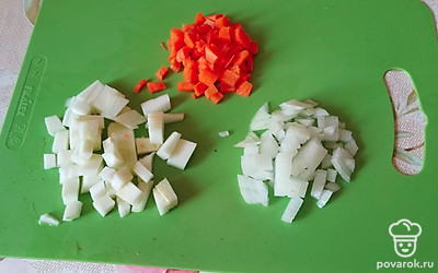 Нарезать лук, кабачок и морковь, пассеровать их 7 минут на растительном масле, после чего добавить к бульону.