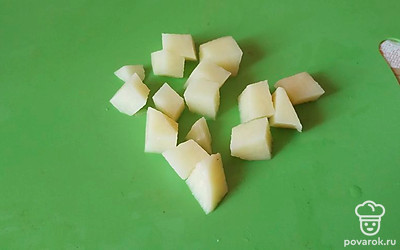 Почистить и порезать картофель, добавить к бульону.