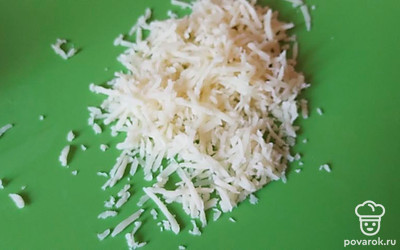 За 10 минут до готовности добавить тертый сыр.