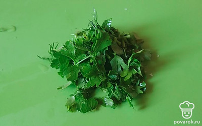 За 5 миунт до готовности посолить, перемешать и добавить порезанную свежую зелень. 