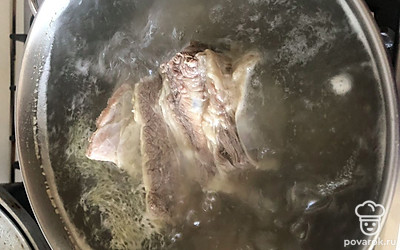 Помойте мясо, положите в кастрюлю с кипящей водой, как закипит снимите пену, и на медленном огне варим 1час 30 минут.
