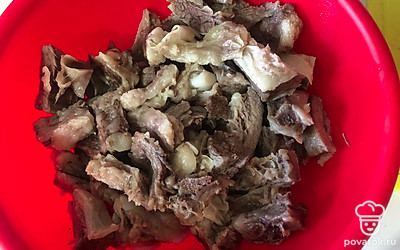 После того, как мясо сварится, достаньте мясо и нарежьте на кусочки.